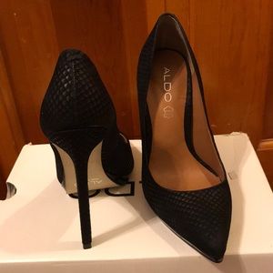 “Kristina” black suede Pumps